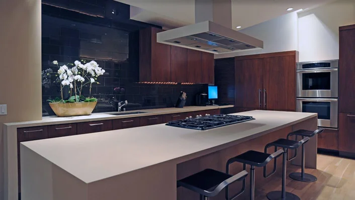 1677 N Crescent Heights photo 2