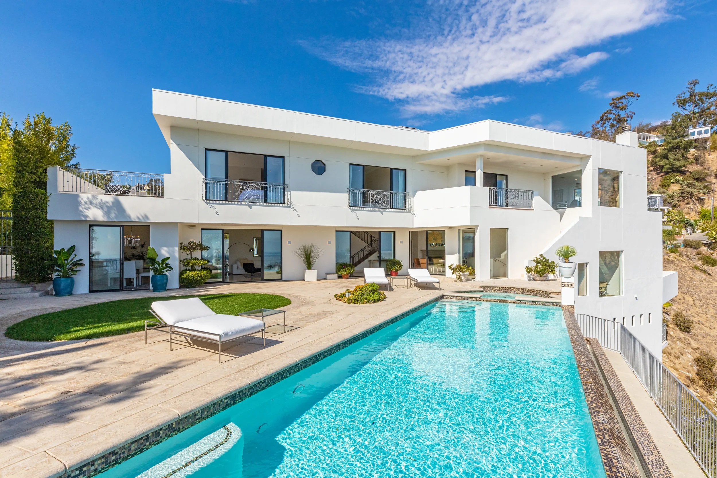 1924 Sunset Plaza Dr photo 1