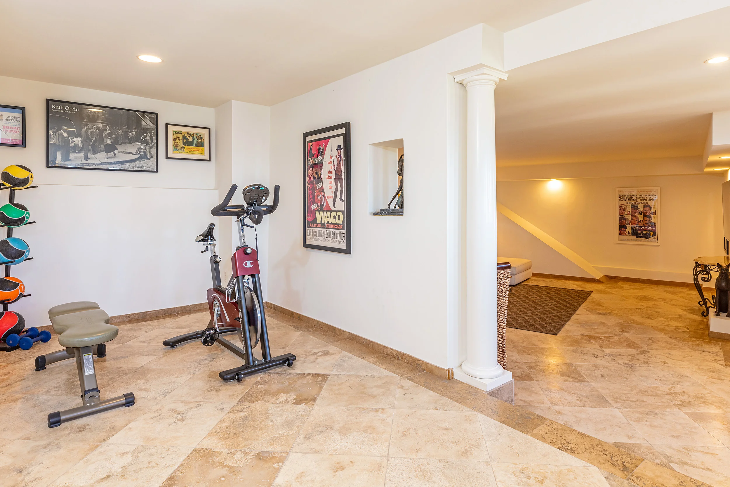 1924 Sunset Plaza Dr photo 13