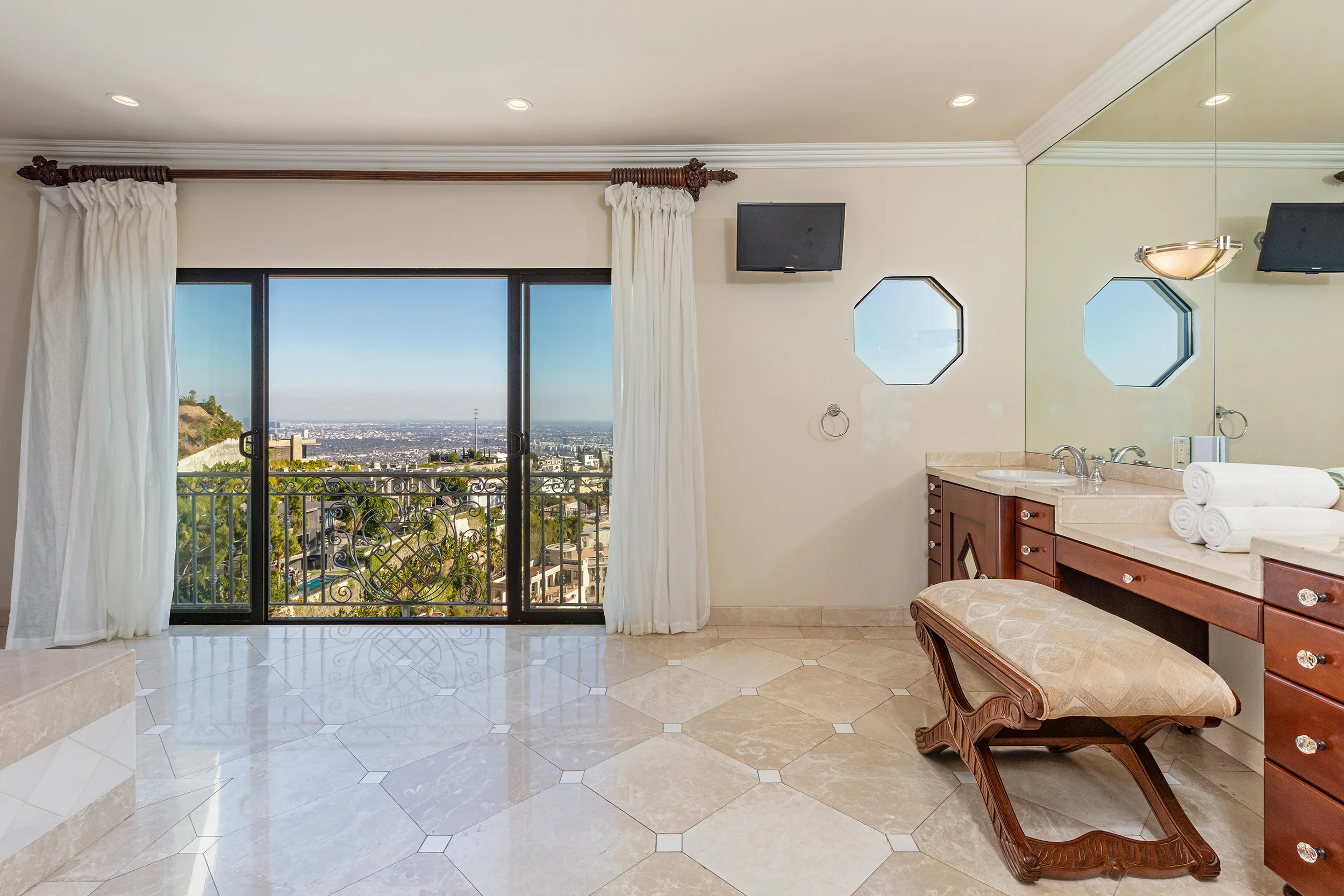 1924 Sunset Plaza Dr photo 19