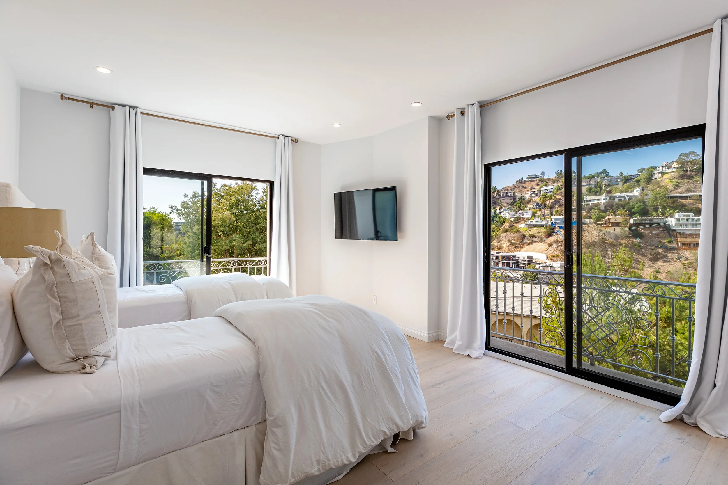 1924 Sunset Plaza Dr photo 21