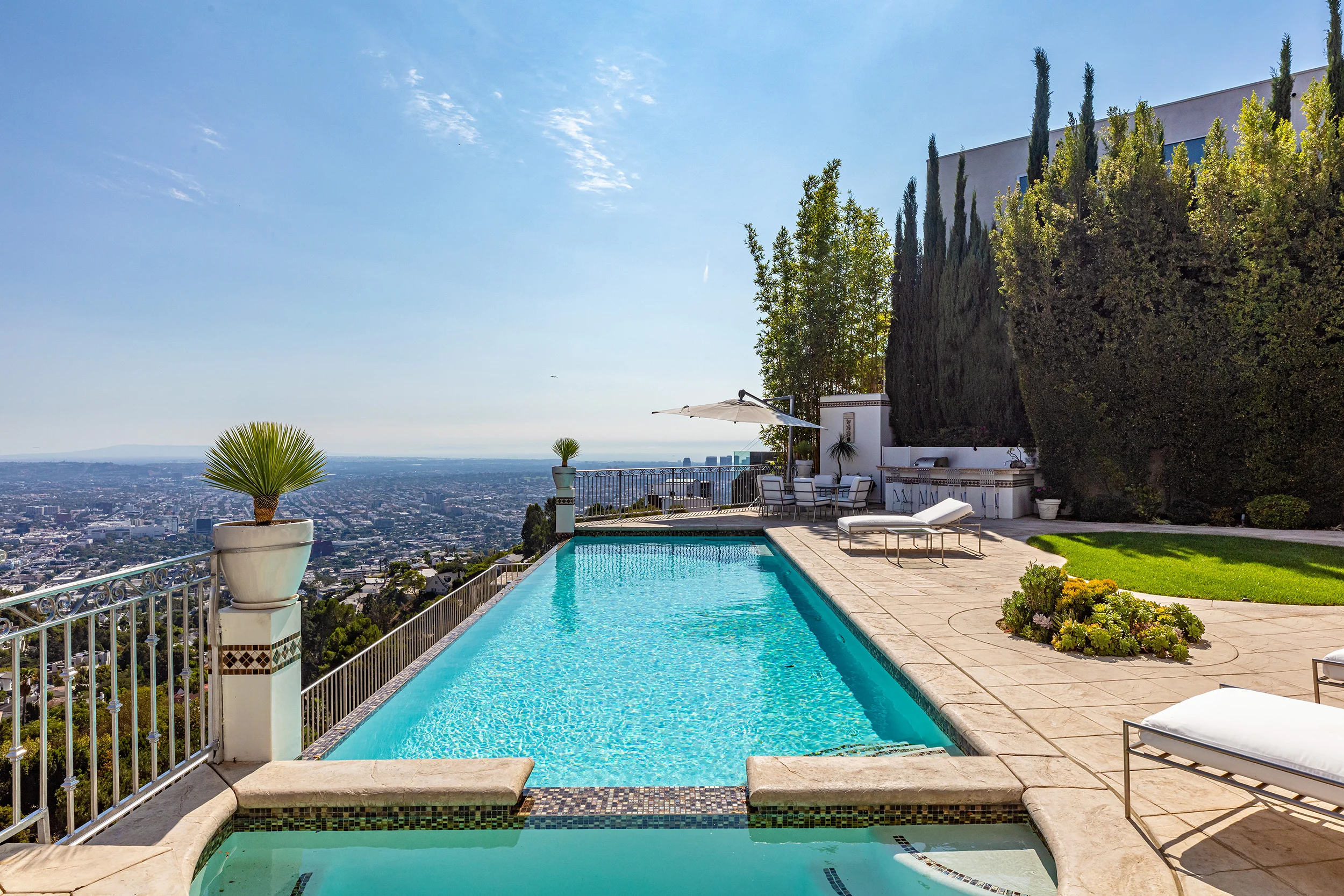 1924 Sunset Plaza Dr photo 5