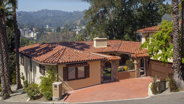 2103 Alcyona Dr photo 1