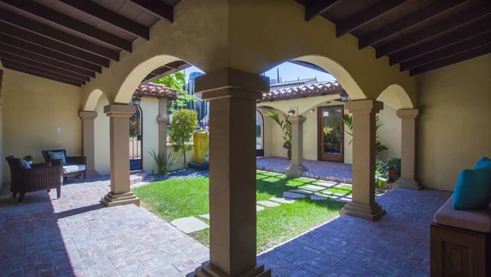 2103 Alcyona Dr photo 3