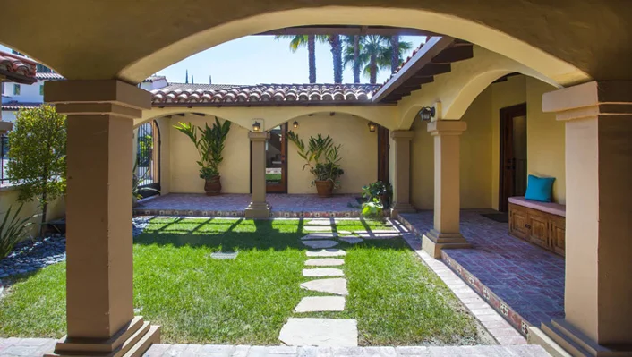 2103 Alcyona Dr photo 4