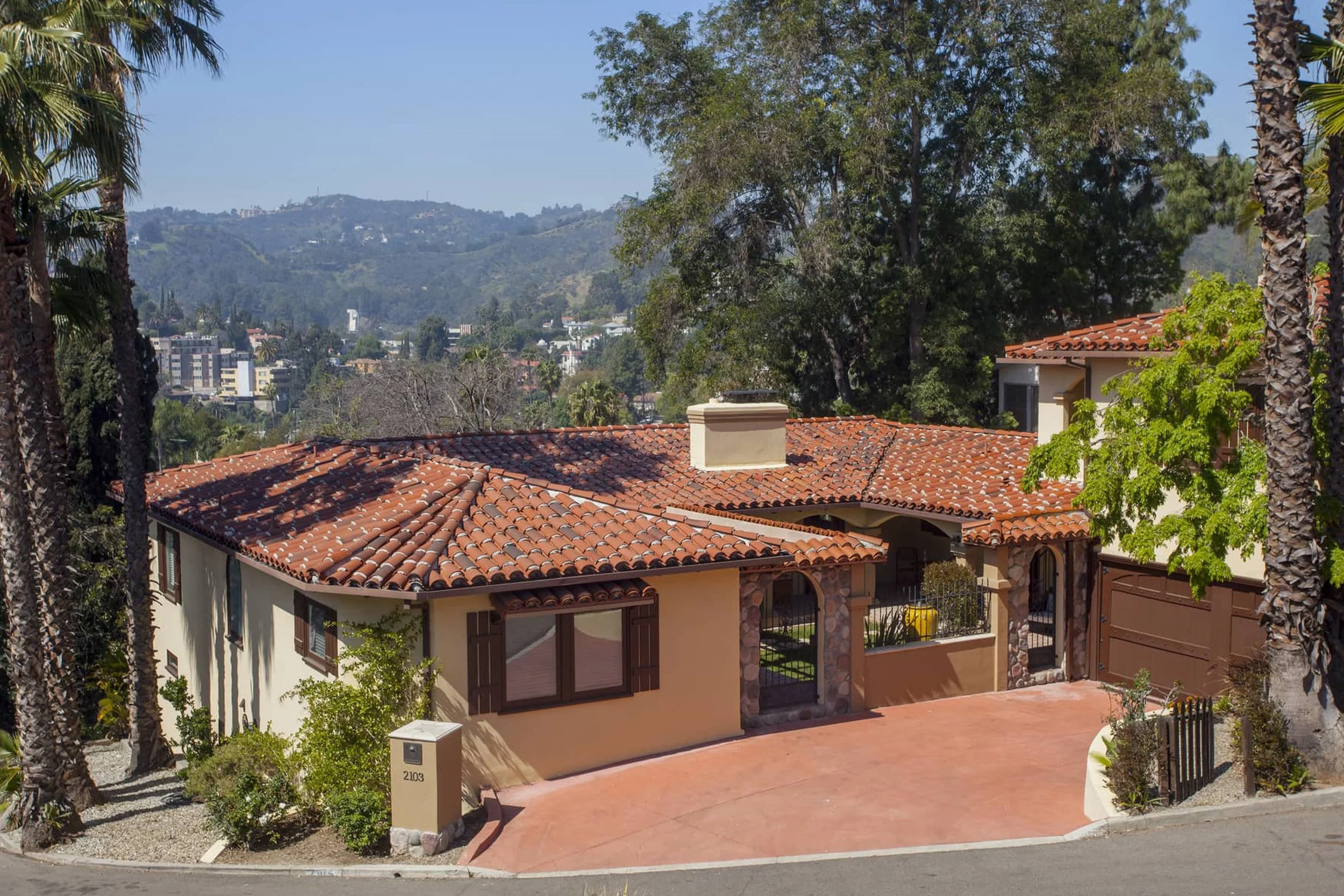 2103 Alcyona Dr photo 2