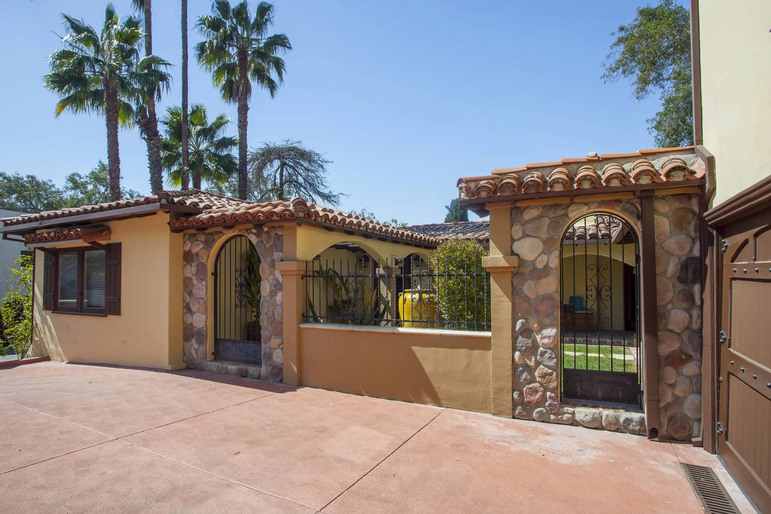 2103 Alcyona Dr photo 3