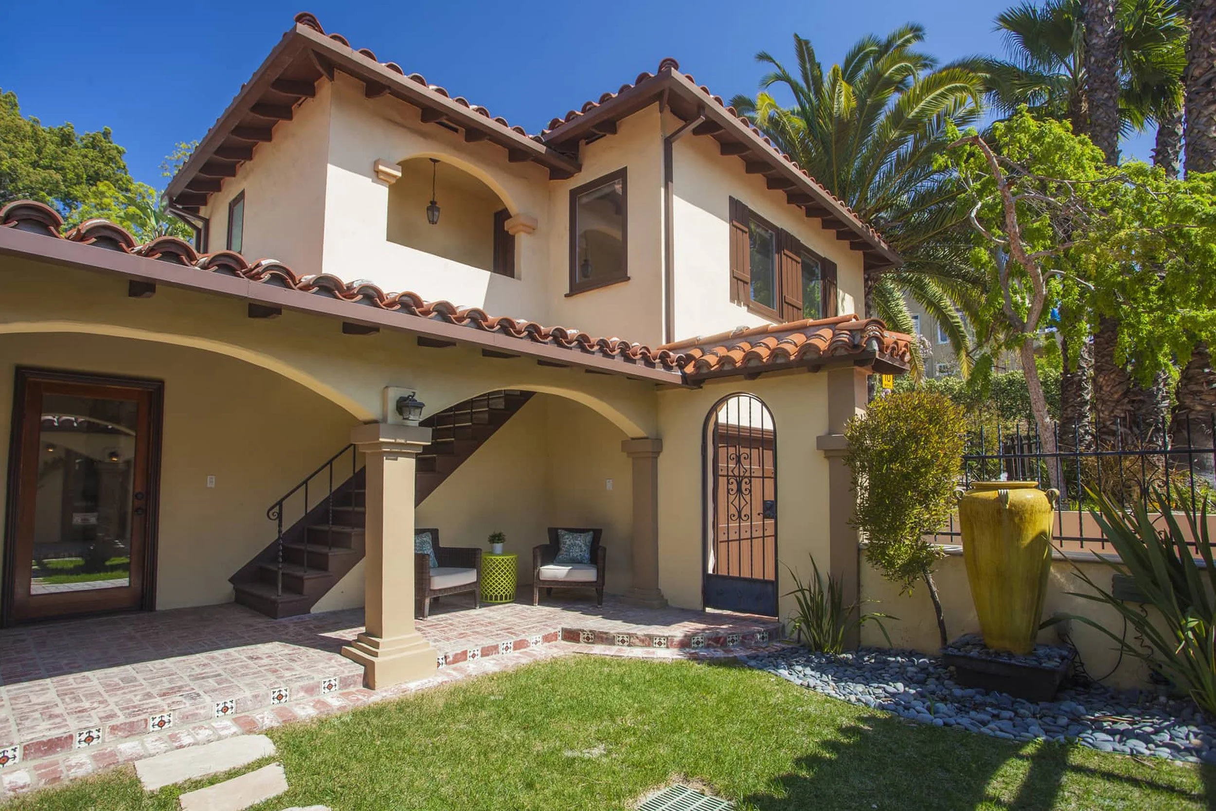 2103 Alcyona Dr photo 4