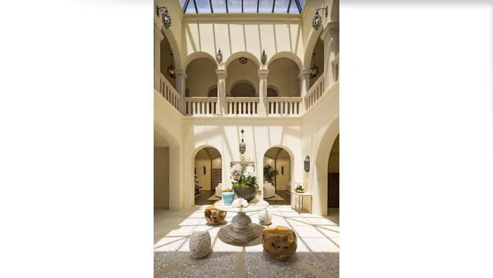 581 Amalfi Dr photo 2