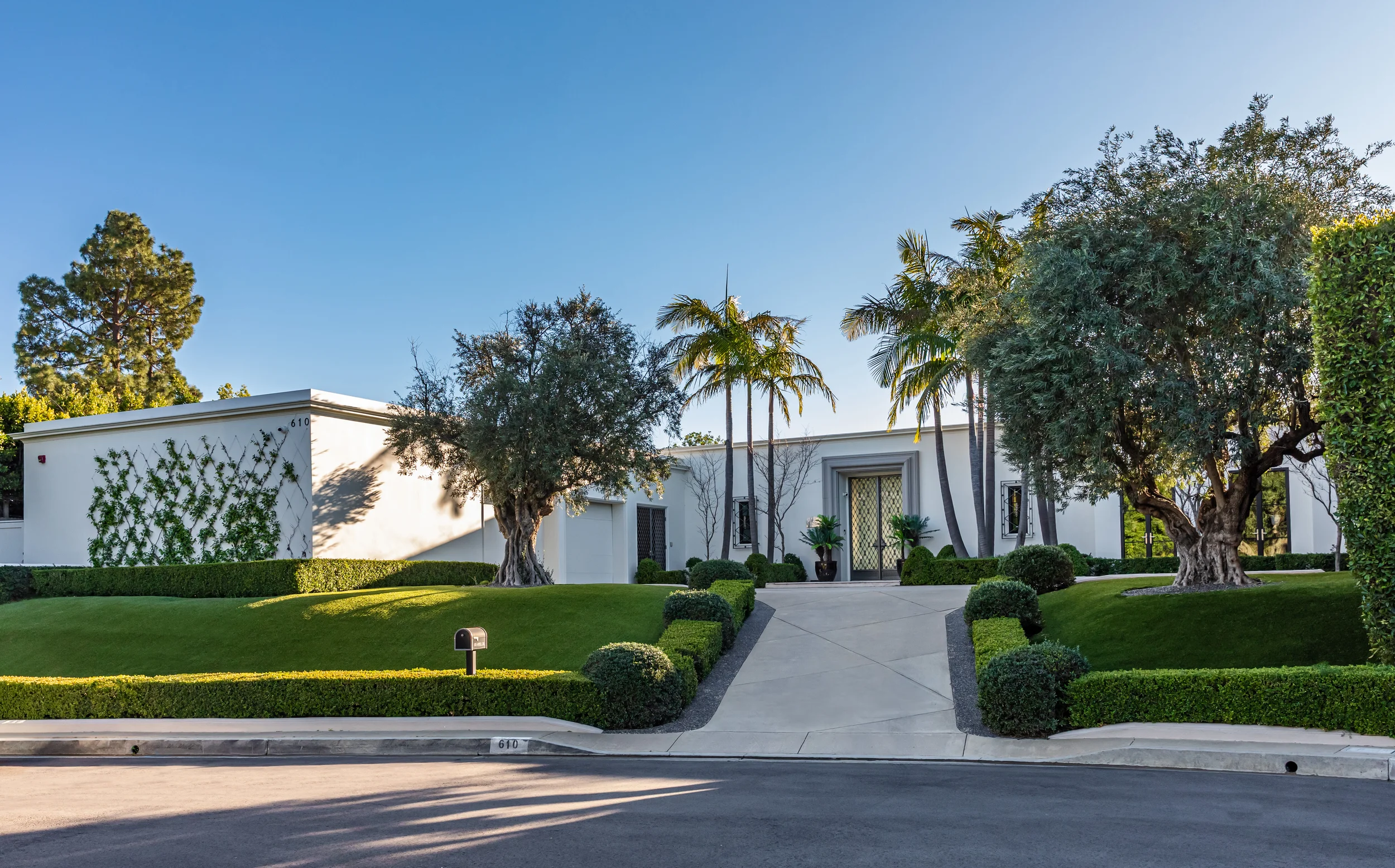 610 Arkell Dr photo 2