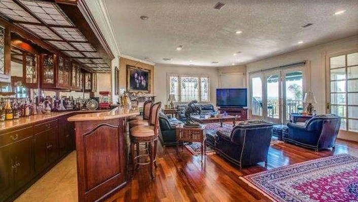 8135 Stoneridge Drive photo 12