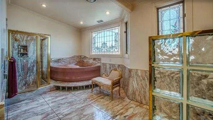 8135 Stoneridge Drive photo 21