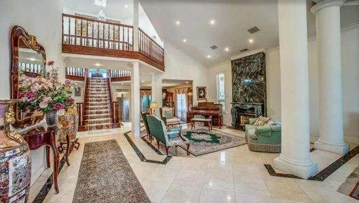 8135 Stoneridge Drive photo 3