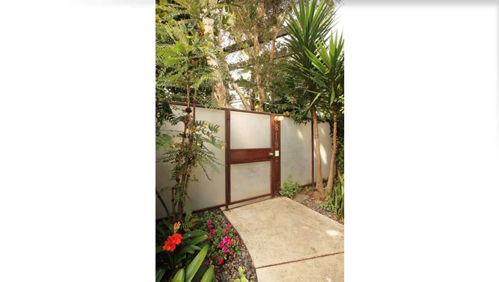 819 Dickson St photo 1