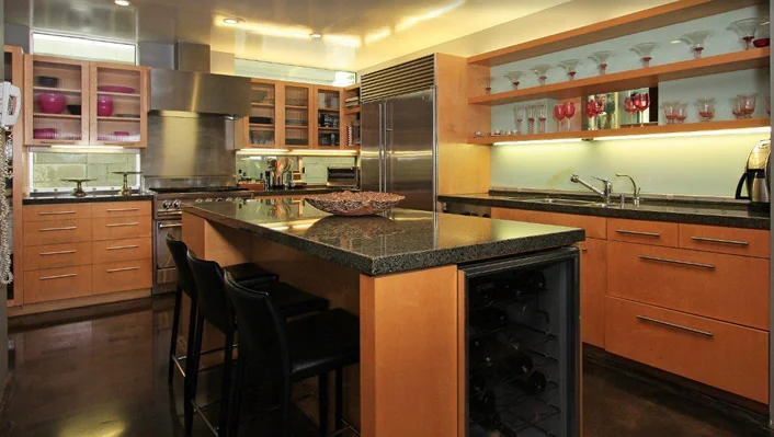 819 Dickson St photo 12