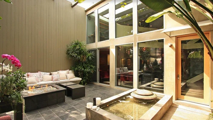 819 Dickson St photo 2