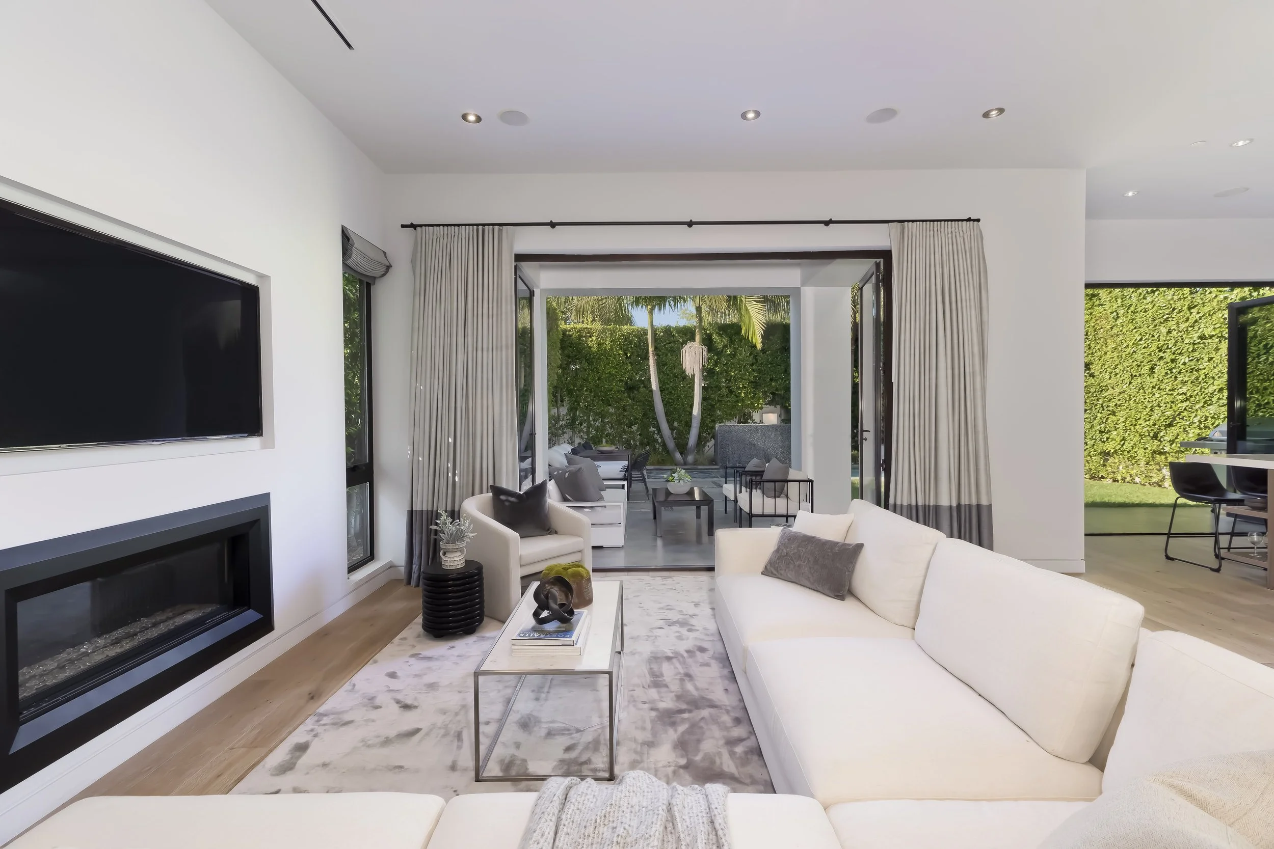 8745 Rosewood Ave photo 11