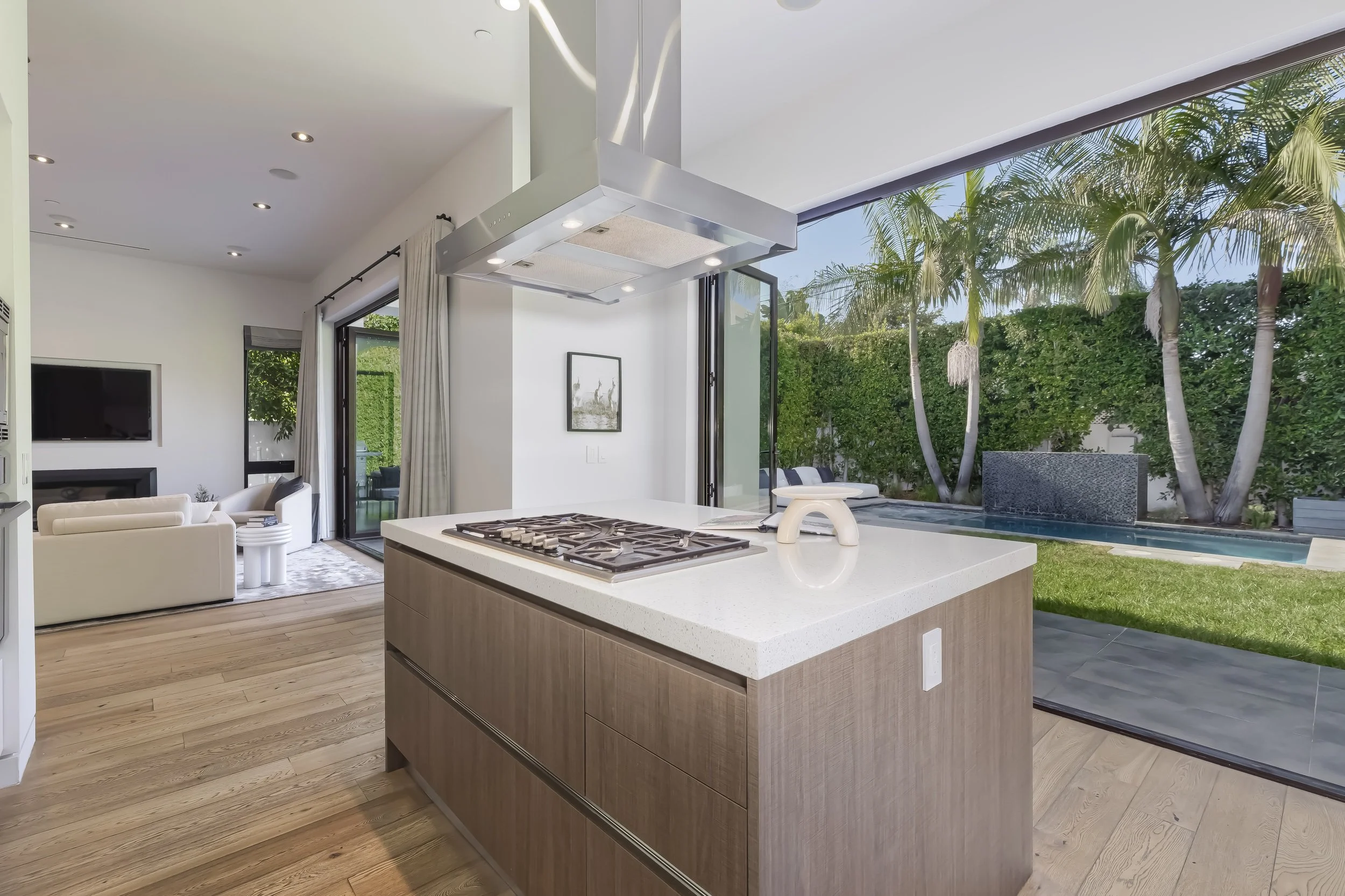 8745 Rosewood Ave photo 13