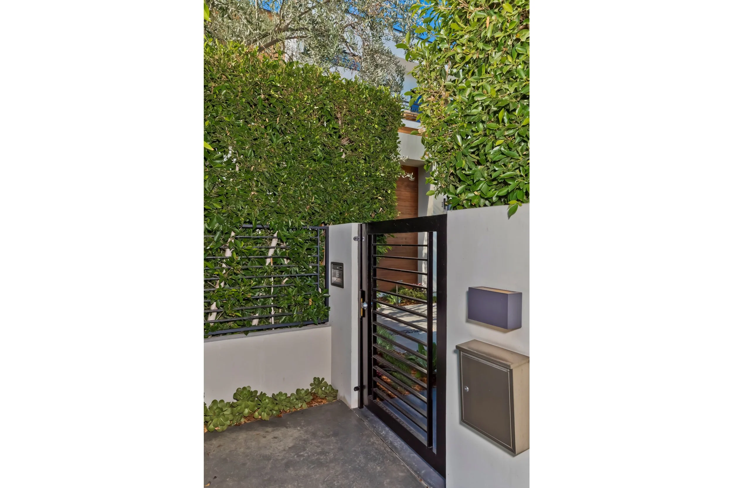 8745 Rosewood Ave photo 3