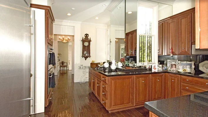 8817 Thrasher Ave photo 3