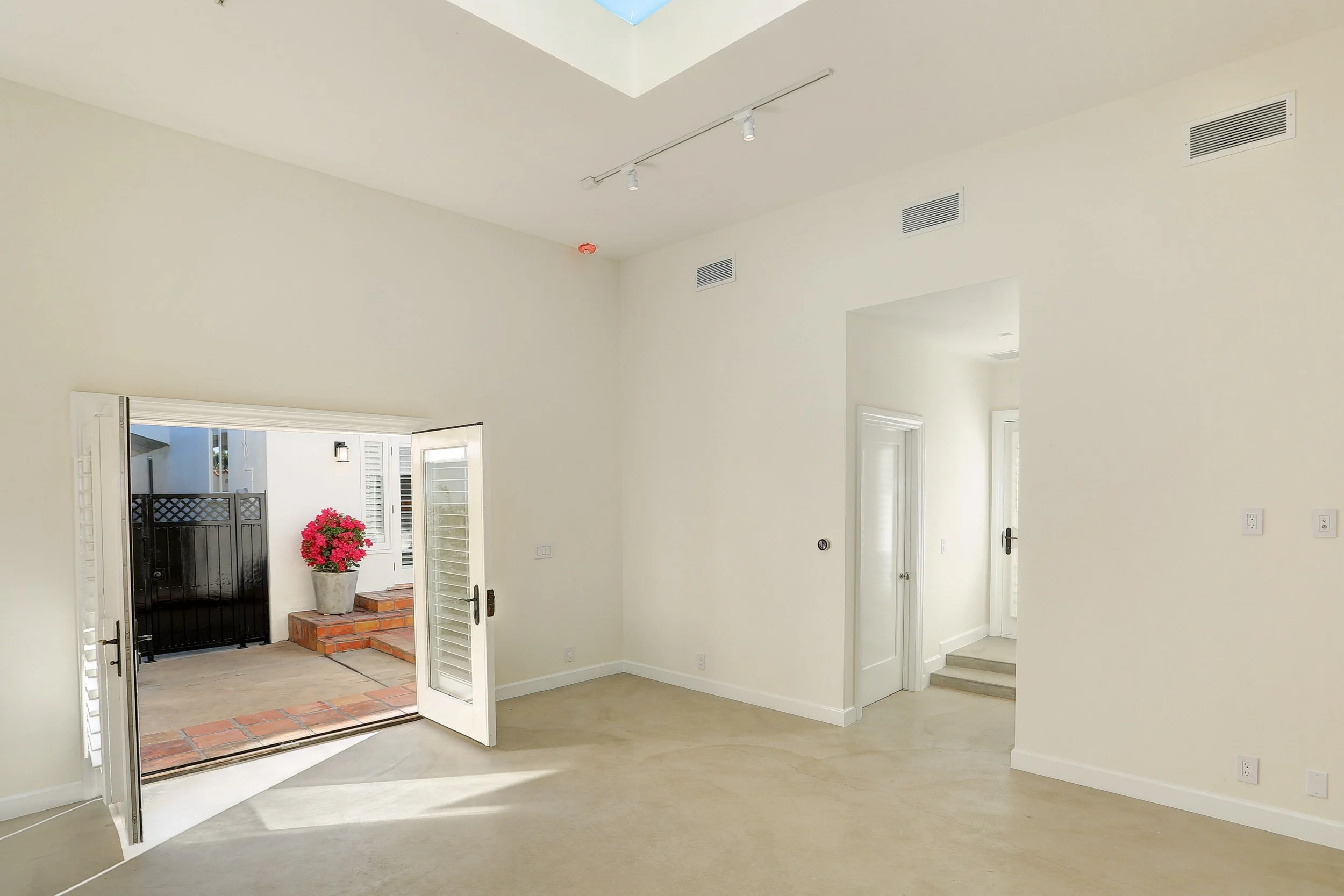 8937 Dorrington Ave photo 18