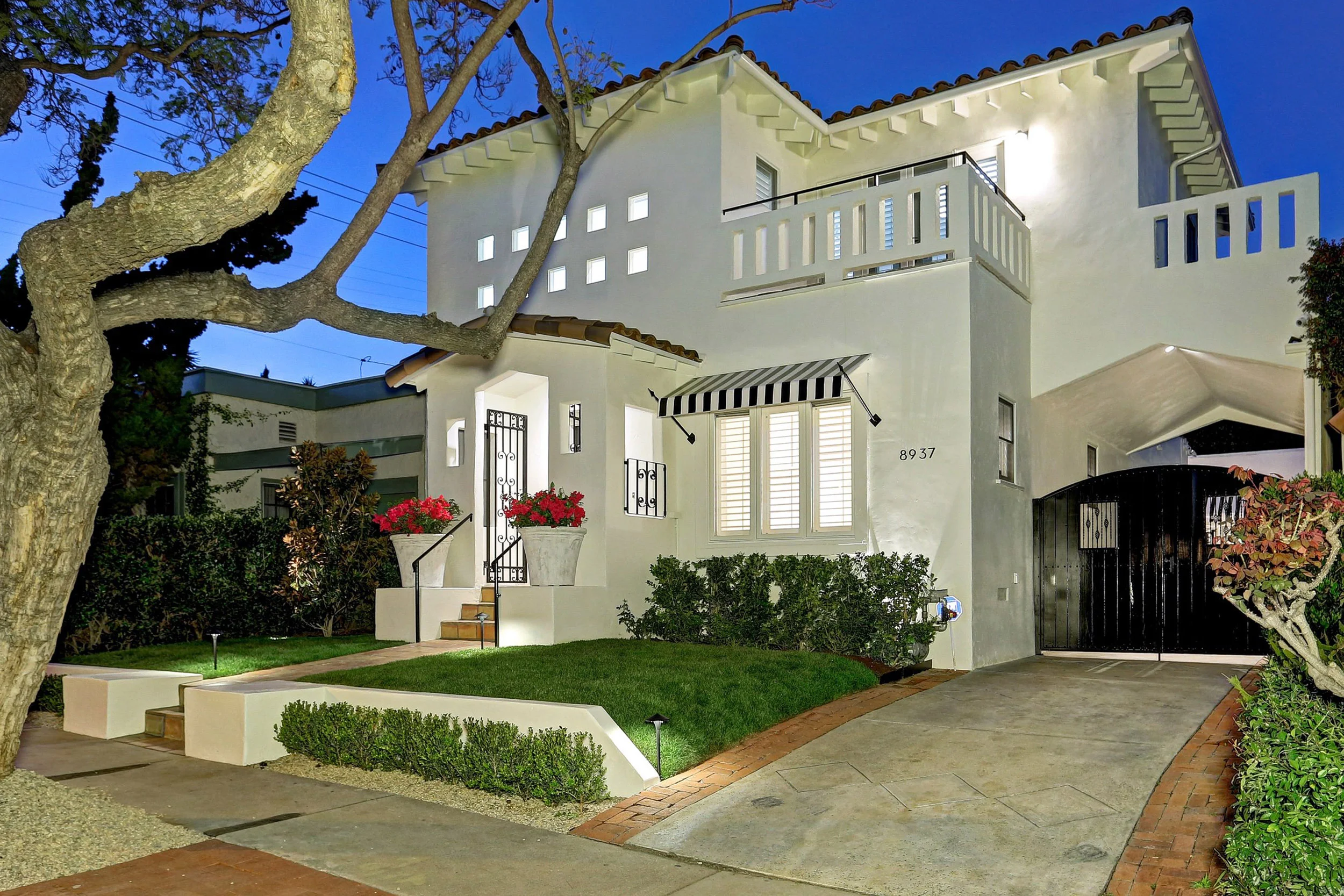 8937 Dorrington Ave photo 3