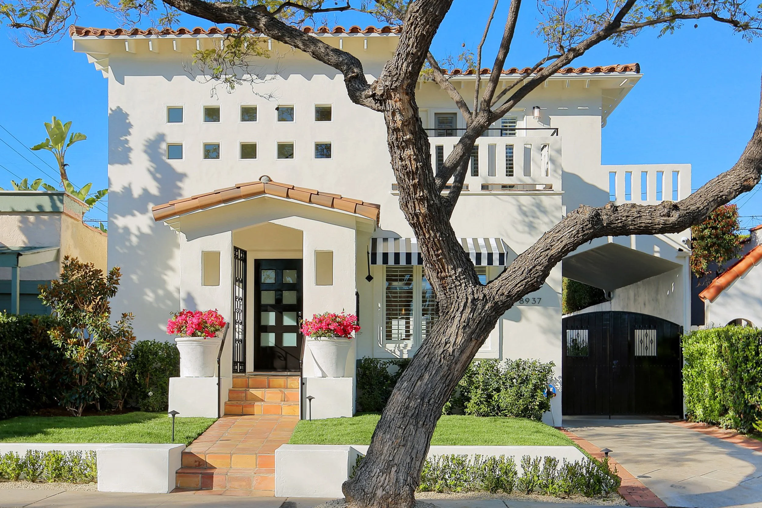 8937 Dorrington Ave photo 4