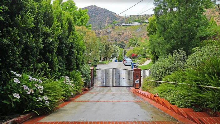 9525 Dalegrove Drive photo 3